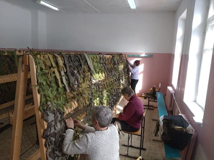 В Оленинском округе продолжают плести маскировочные сети для СВО