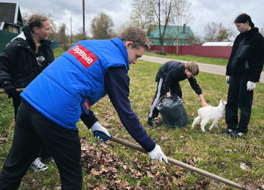 Жители Тверской области приводили в порядок территории и помогали по хозяйству ветеранам