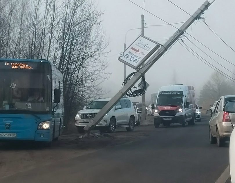 Над дорогой в Твери повис столб