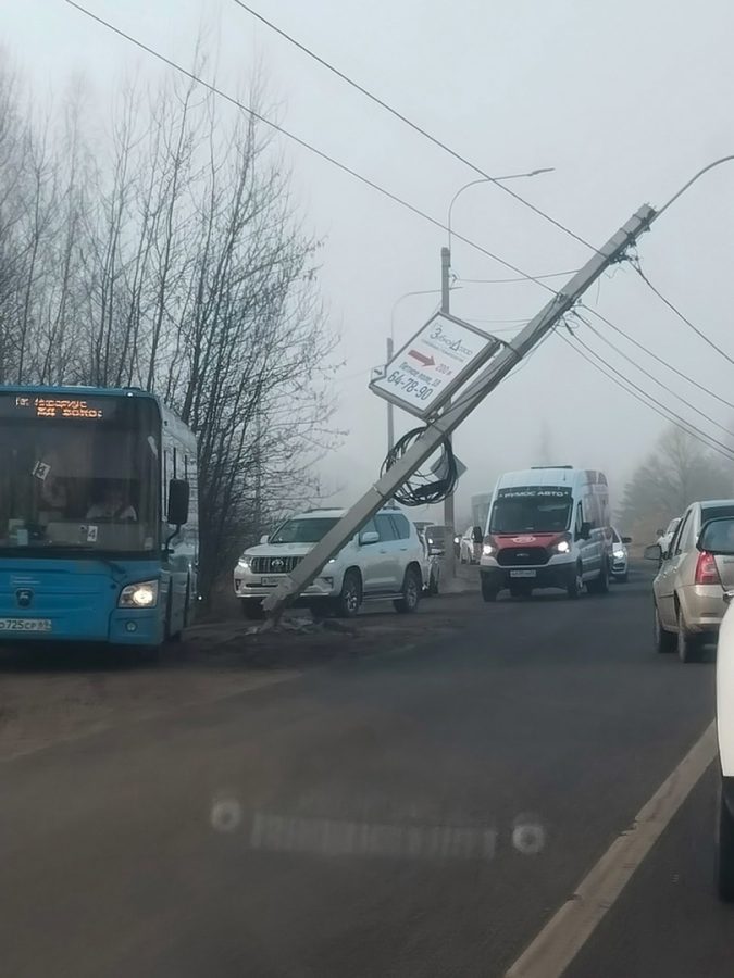 Над дорогой в Твери повис столб