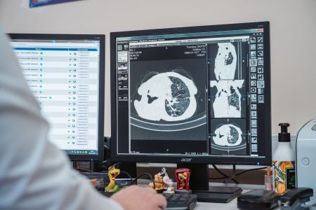 Врач рассказал, какие обследования помогут не пропустить рак