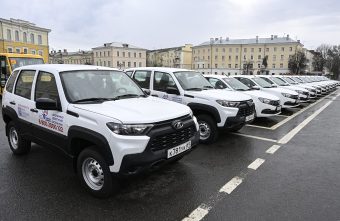 Игорь Руденя и Владимир Васильев передали новые автомобили многодетным семьям, семейным центрам и школам Тверской области Игорь Руденя и Владимир Васильев передали новые автомобили многодетным семьям, семейным центрам и школам Тверской области