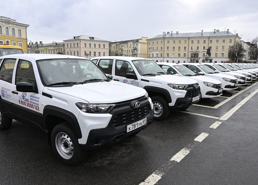 Игорь Руденя и Владимир Васильев передали новые автомобили многодетным семьям, семейным центрам и школам Тверской области