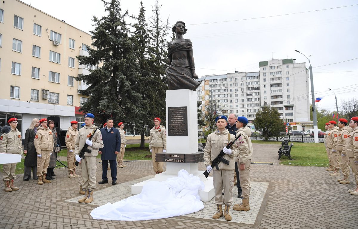 В Твери открыли памятник Паше Савельевой