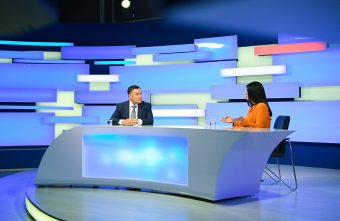 «Бессмертный полк», дороги и охота: Игорь Руденя ответил на актуальные вопросы в прямом эфире «Бессмертный полк», дороги и охота: Игорь Руденя ответил на актуальные вопросы в прямом эфире