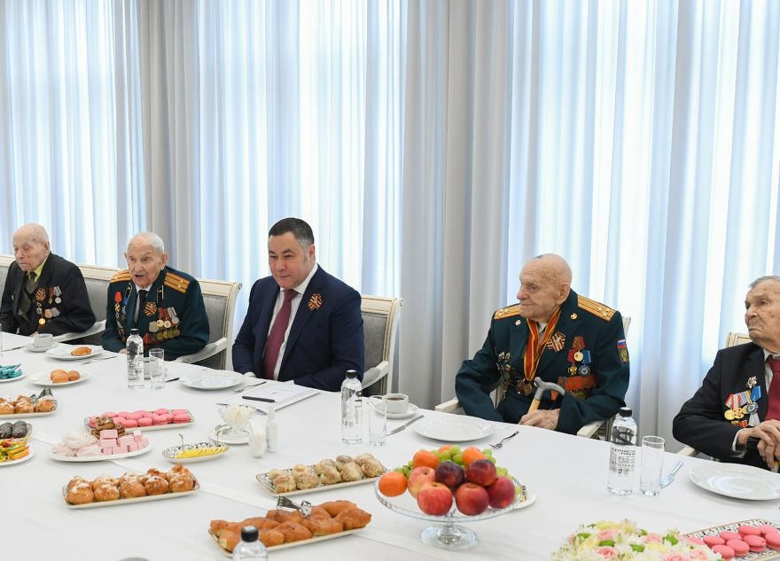 Губернатор Игорь Руденя провел встречу с ветеранами Великой Отечественной войны Губернатор Игорь Руденя провел встречу с ветеранами Великой Отечественной войны