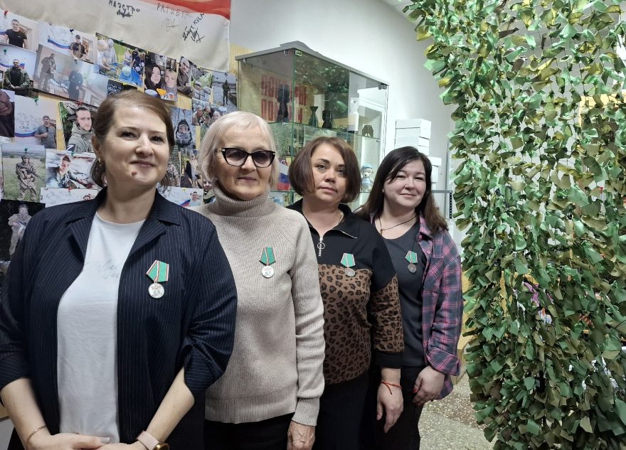 Жительниц Калязина наградили за помощь бойцам СВО