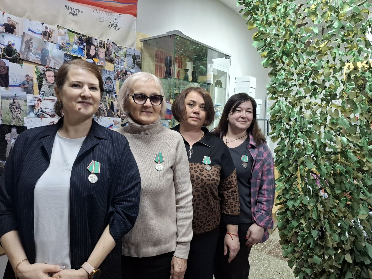 Жительниц Калязина наградили за помощь бойцам СВО