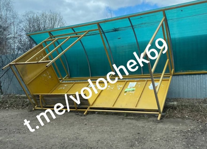 Сильный ветер в Тверской области сносит автобусные остановки