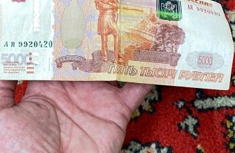 В ковре, привезенном на чистку в Твери, нашли деньги