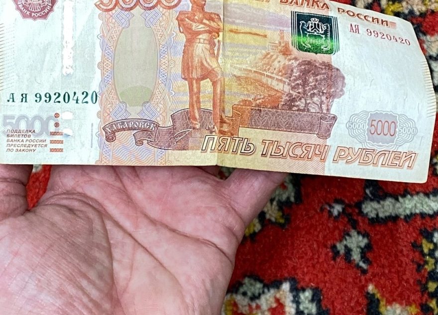 В ковре, привезенном на чистку в Твери, нашли деньги