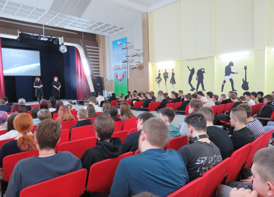 Тверским студентам напомнили правила безопасного движения