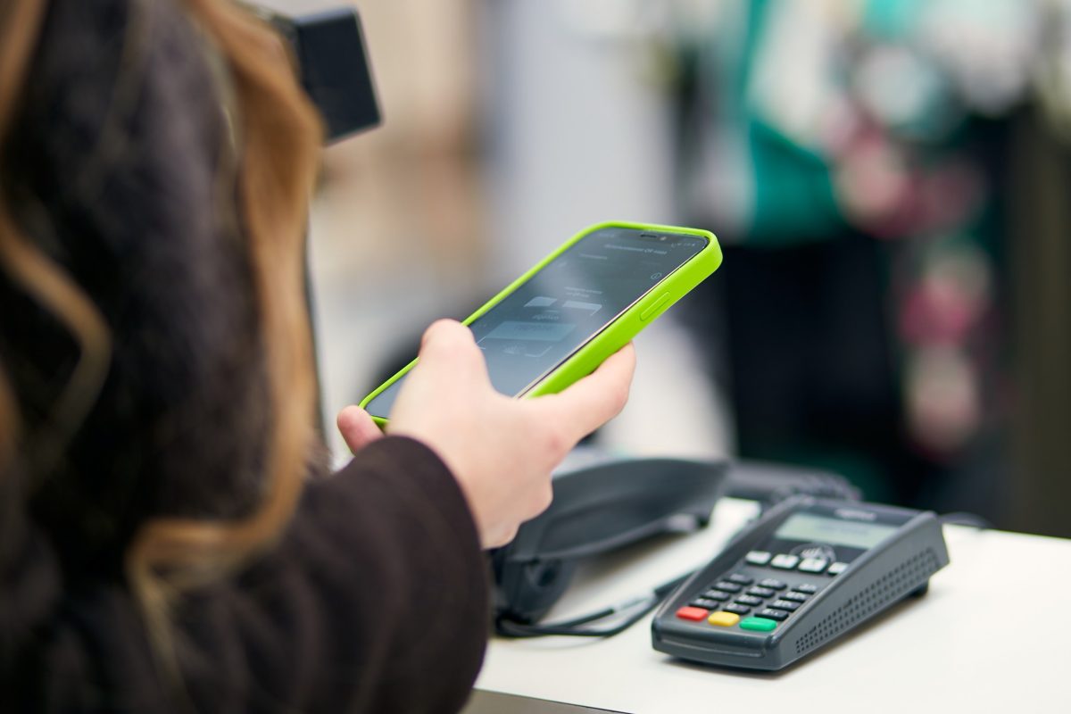 Россияне практически полностью перешли на оплату услуг связи безналичным способом