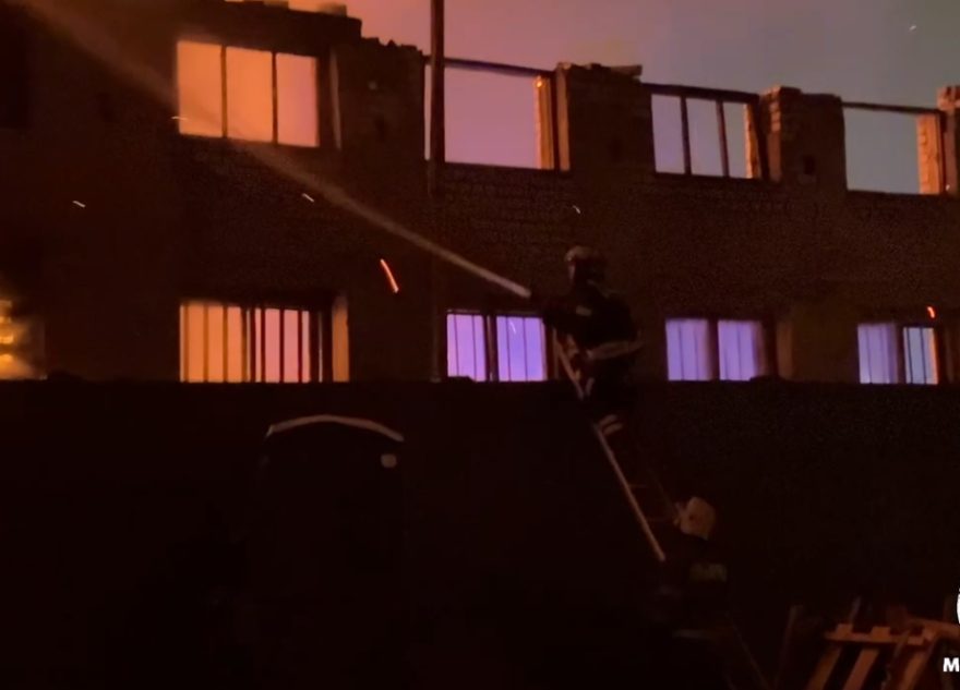 Сильный пожар на складе в Твери попал на видео