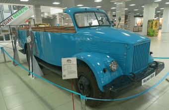 Аквариумы в тверском ТЦ заменил старинный автомобиль Аквариумы в тверском ТЦ заменил старинный автомобиль