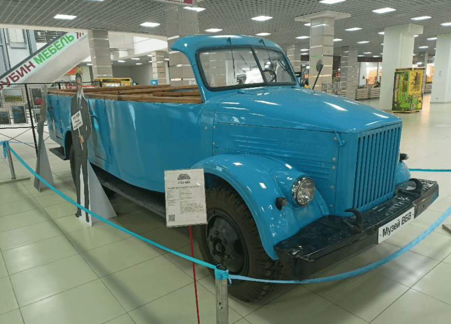 Аквариумы в тверском ТЦ заменил старинный автомобиль