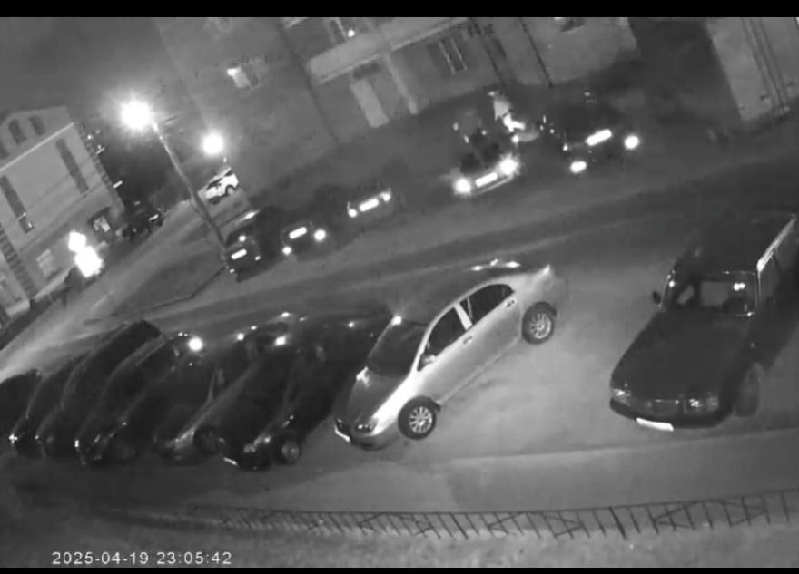 В Твери неизвестные прыгали по припаркованной машине