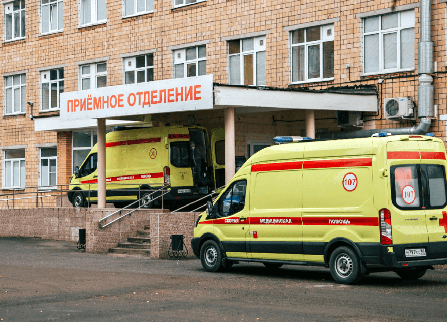 Две бригады «скорой» в Твери помогли пожилой женщине справиться с серьезными приступами Скорая