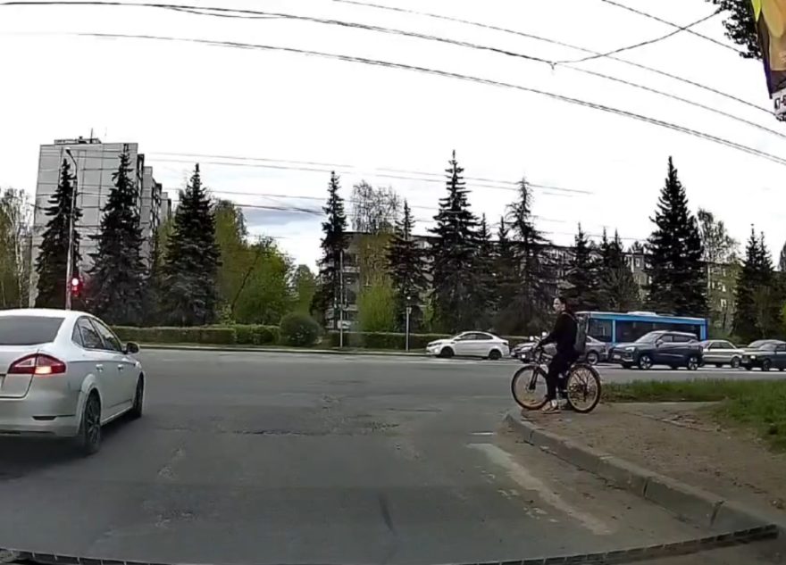 В Твери водитель легковушки выехал на оживленный проспект на «красный» и по встречной полосе