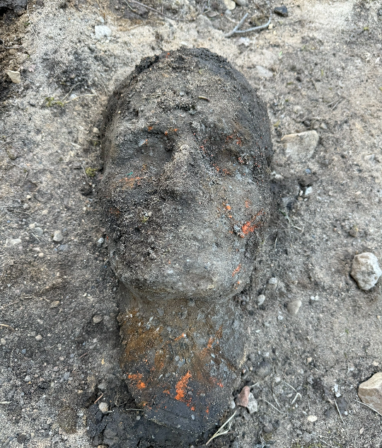 В Тверской области во время замены трубы нашли старинный барельеф В Тверской области во время замены трубы нашли старинный барельеф