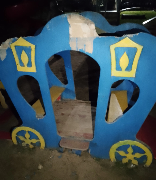 В Тверской области вандалы разгромили детскую площадку