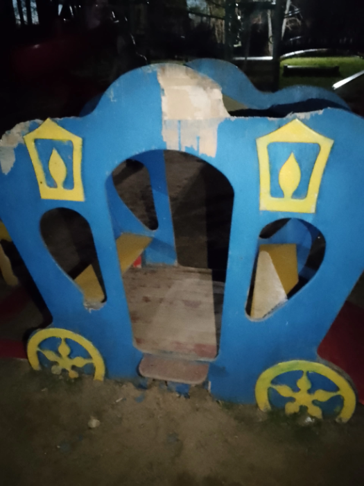 В Тверской области вандалы разгромили детскую площадку