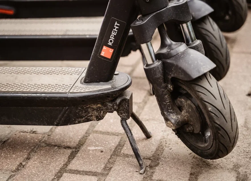 Накануне праздников жителям Тверской области напомнили о правилах пользования электросамокатами