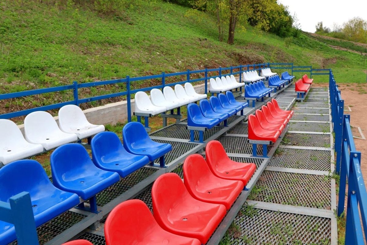 В Тверской области вандалы и их родители восстановили разбитые трибуны