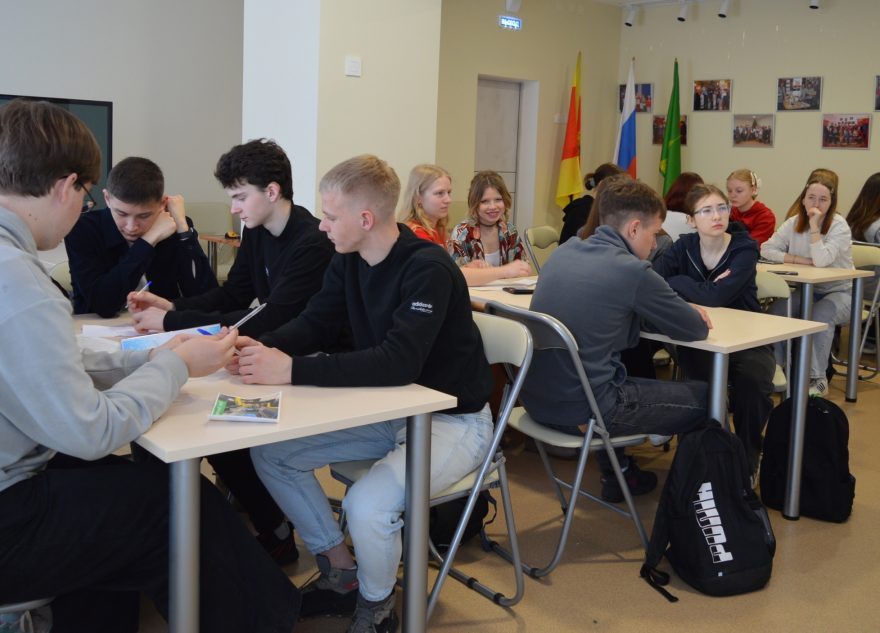 Бизнес-игру провели для школьников торопецкие библиотекари