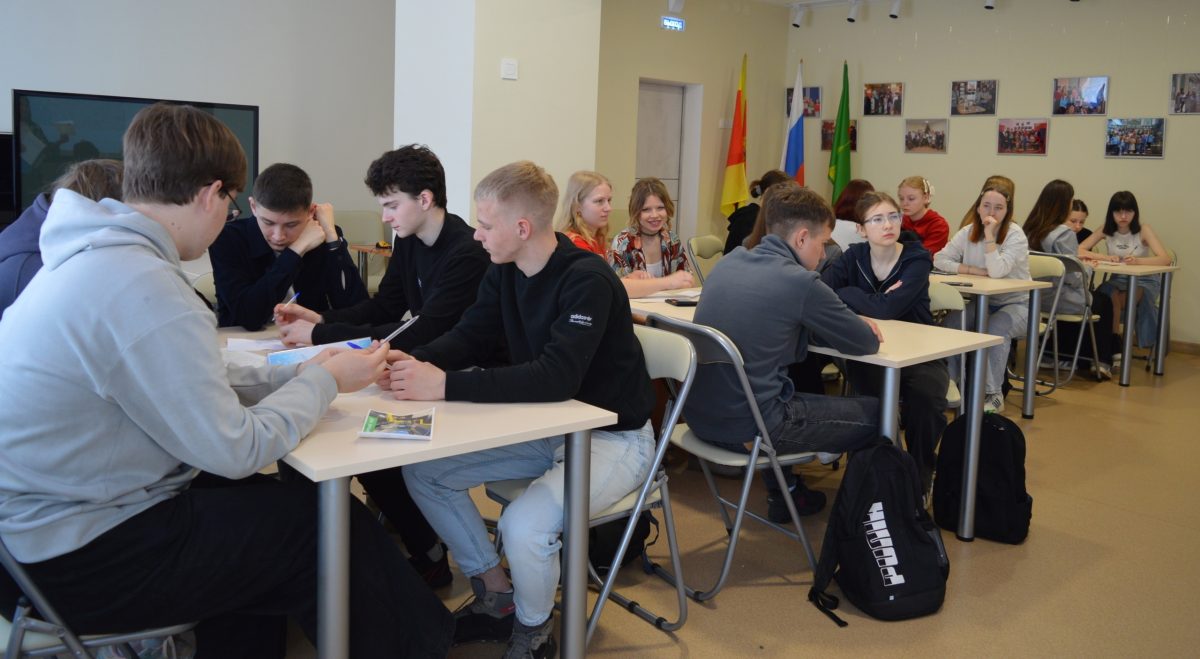 Бизнес-игру провели для школьников торопецкие библиотекари