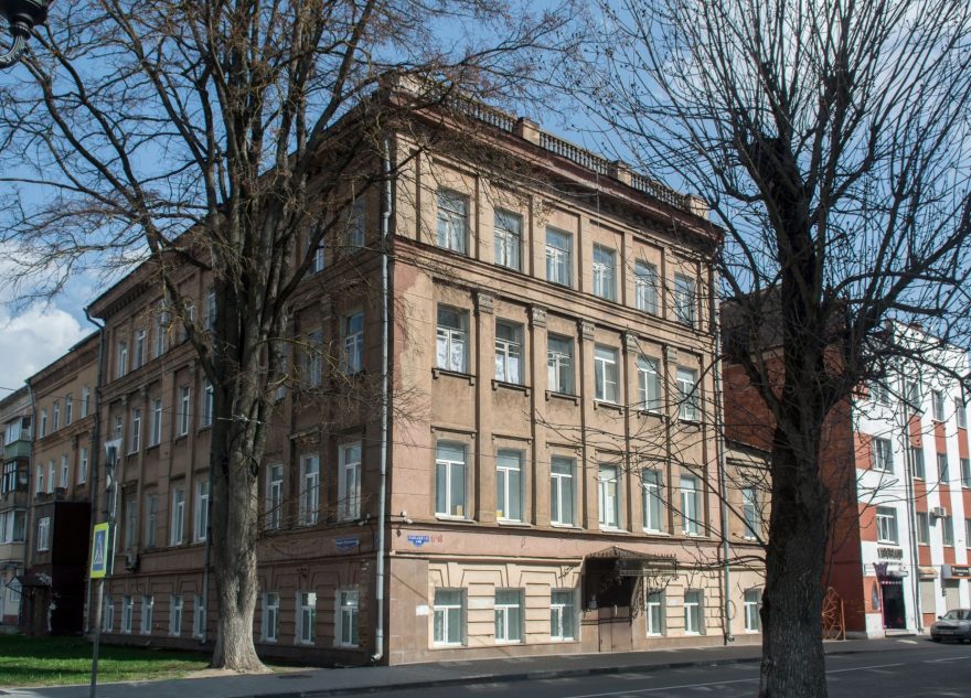 В Твери отвалился кусок от старинного дома В Твери отвалился кусок от старинного дома
