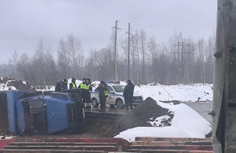 На трассе в Тверской области перевернулся грузовик На трассе в Тверской области перевернулся грузовик