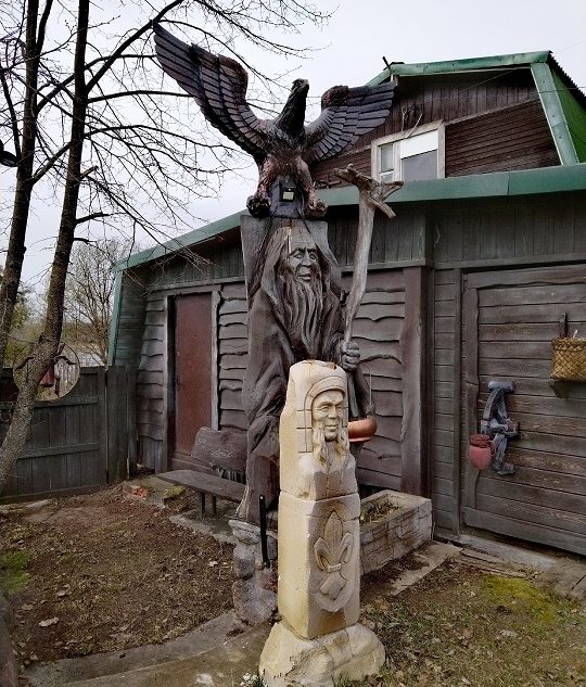 Как в старой сказке: мастер из Тверской области поражает гостей жуткими и красивыми фигурами