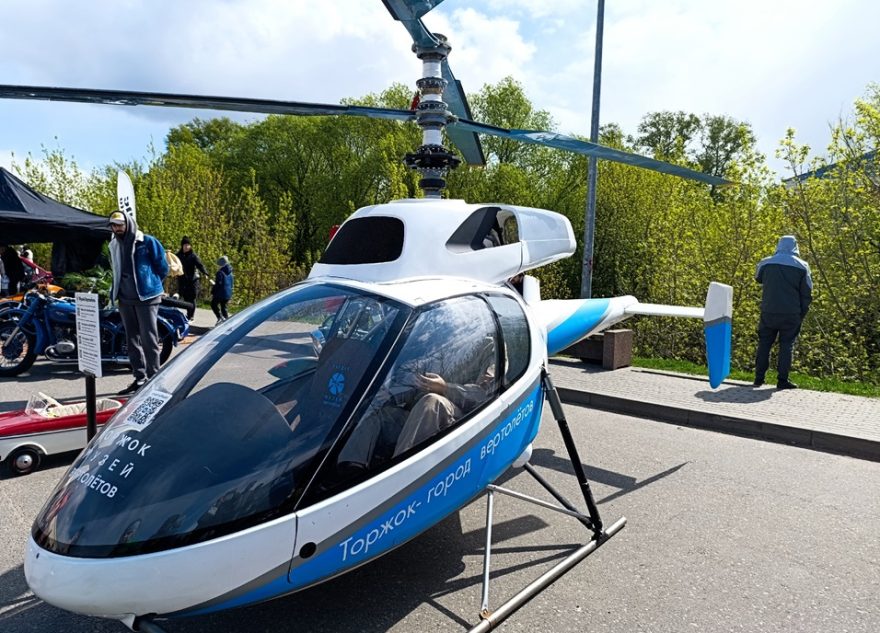 На парковку у тверского ТЦ приземлился вертолет