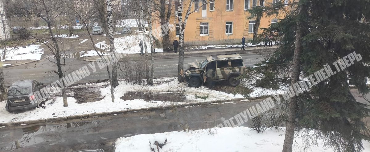 Опубликованы фотографии с места ДТП в Твери с участием УАЗа, «Тойоты» и «Лады»