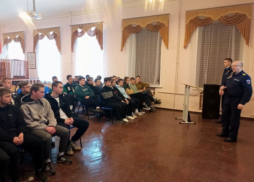 Калязинским студентам рассказали о воинской службе