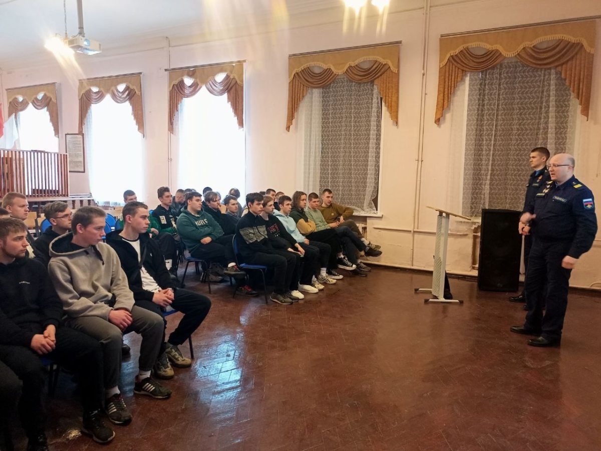 Калязинским студентам рассказали о воинской службе
