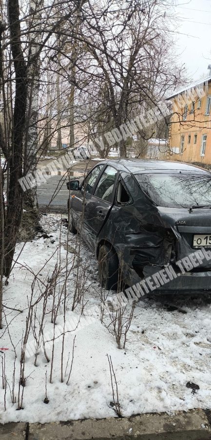 Опубликованы фотографии с места ДТП в Твери с участием УАЗа, «Тойоты» и «Лады»