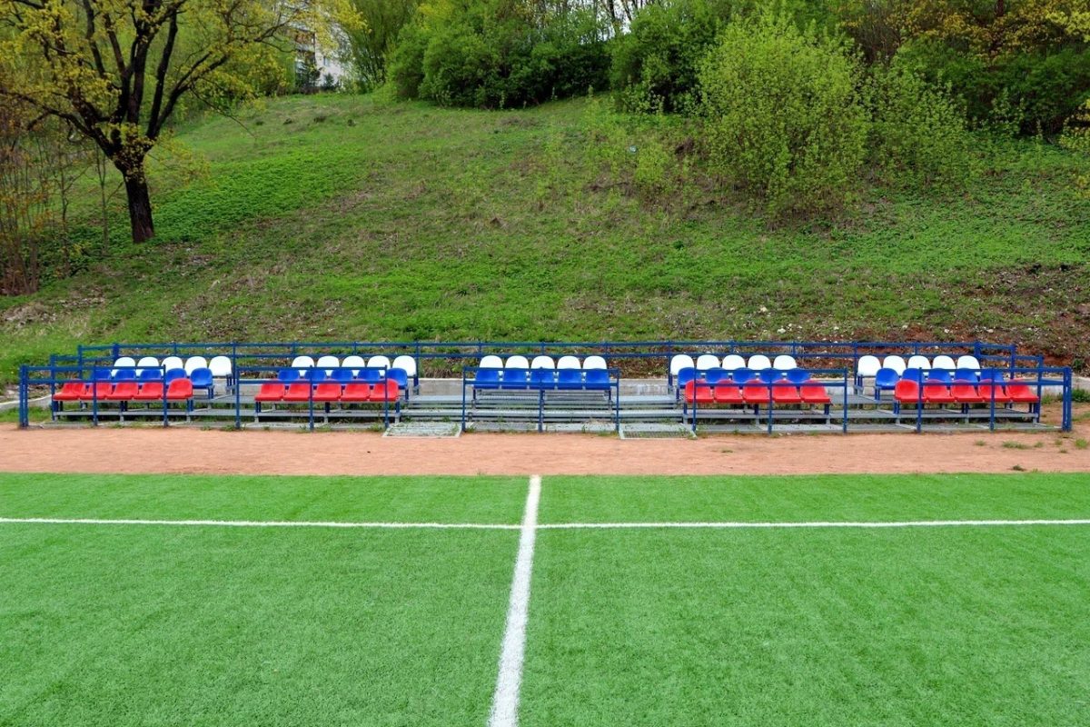 В Тверской области вандалы и их родители восстановили разбитые трибуны