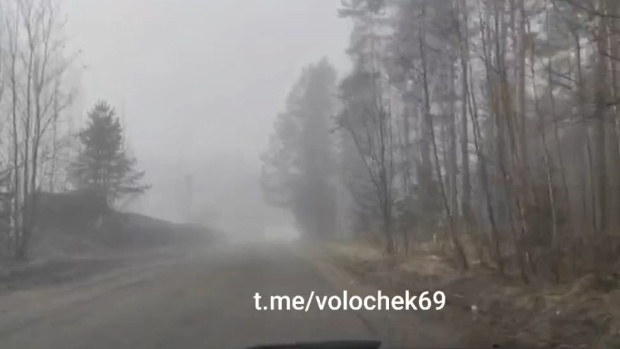 На дороге в Тверской области не видно пешеходов