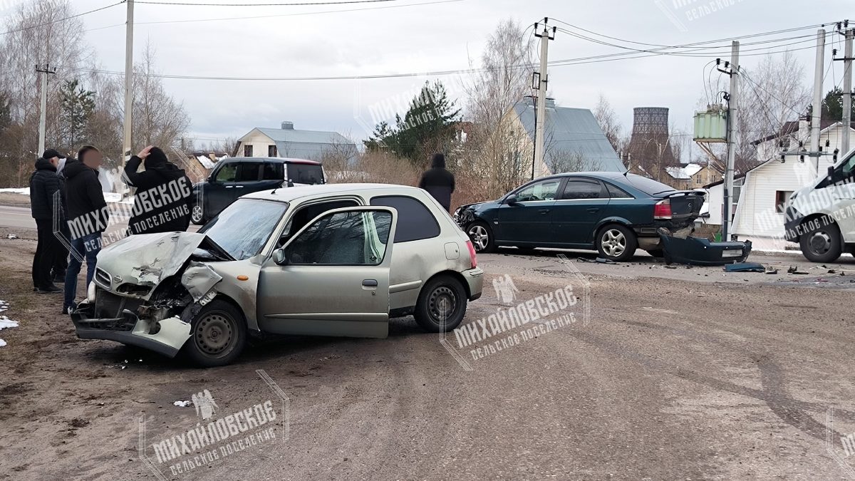 Под Тверью столкнулись три автомобиля, один в кювете