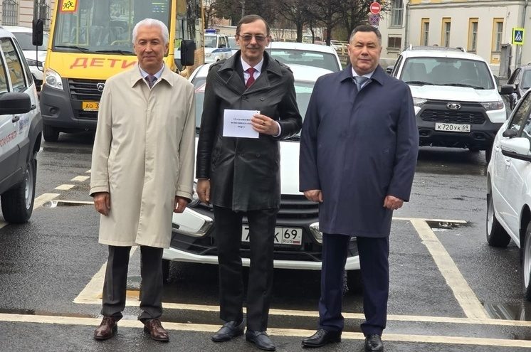 Школа и приют Оленинского округа получили новые автомобили Школа и приют Оленинского округа получили новые автомобили