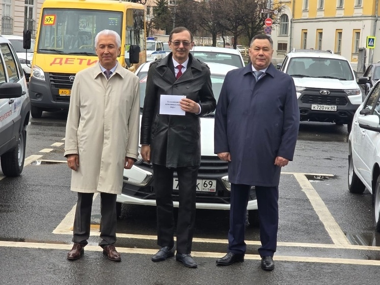 Школа и приют Оленинского округа получили новые автомобили