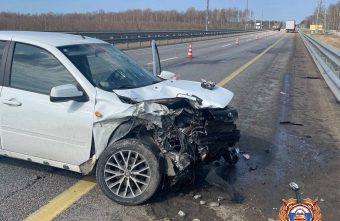 "Лада" столкнулась с большегрузом и "отбойником" на трассе под Тверью "Лада" столкнулась с большегрузом и "отбойником" на трассе под Тверью