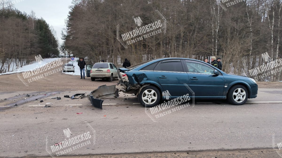 Под Тверью столкнулись три автомобиля, один в кювете