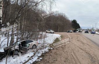Под Тверью столкнулись три автомобиля, один в кювете