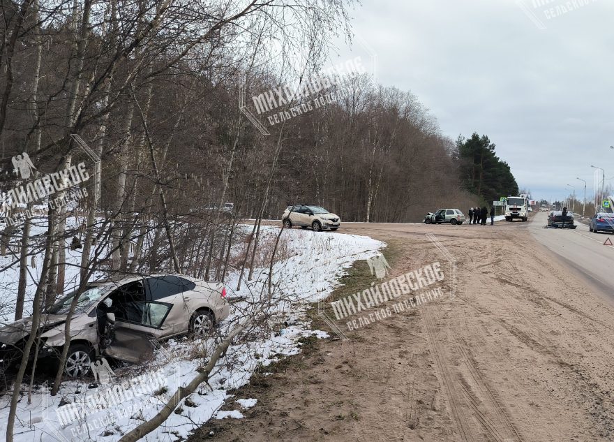 Под Тверью столкнулись три автомобиля, один в кювете