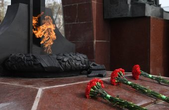 «Храним огонь Победы»: на Смоленском захоронении в Твери зажжен Вечный огонь