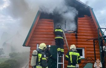 Пострадавшего при пожаре в Тверской области доставили в больницу Пострадавшего при пожаре в Тверской области доставили в больницу