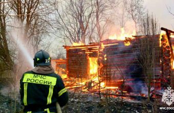 Огонь уничтожил нежилой дом в Тверской области Огонь уничтожил нежилой дом в Тверской области